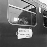 839977 Afbeelding van het koersbord op een electrisch treinstel mat. 1954 van de N.S., tijdens een rit van Den Haag ...
